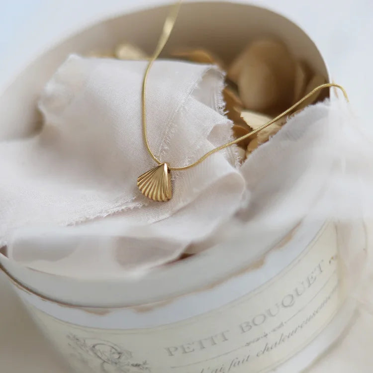 Golden Scallop Flower Necklace – Purple