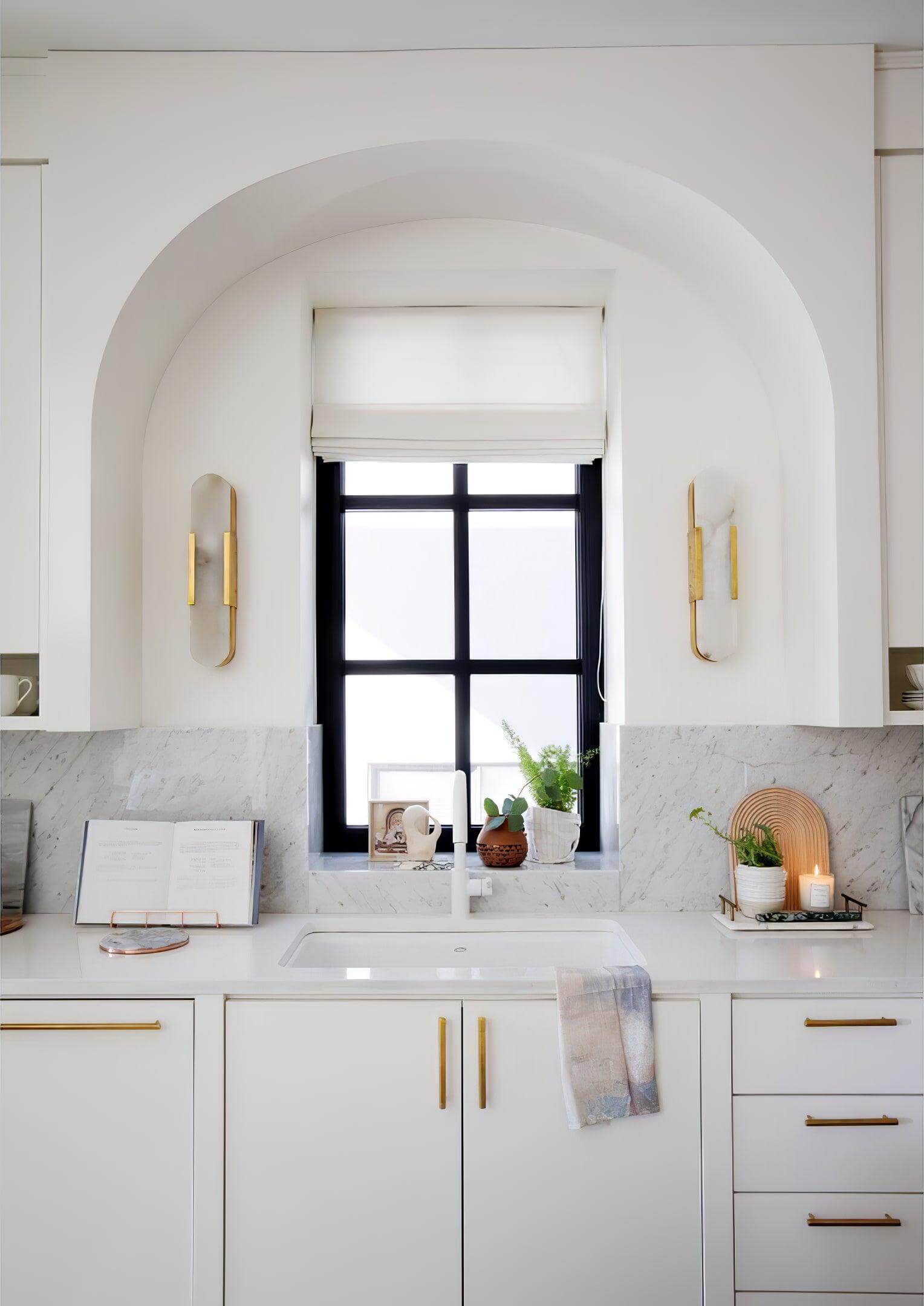 Modern Wall Lamp - Alabaster & Metal