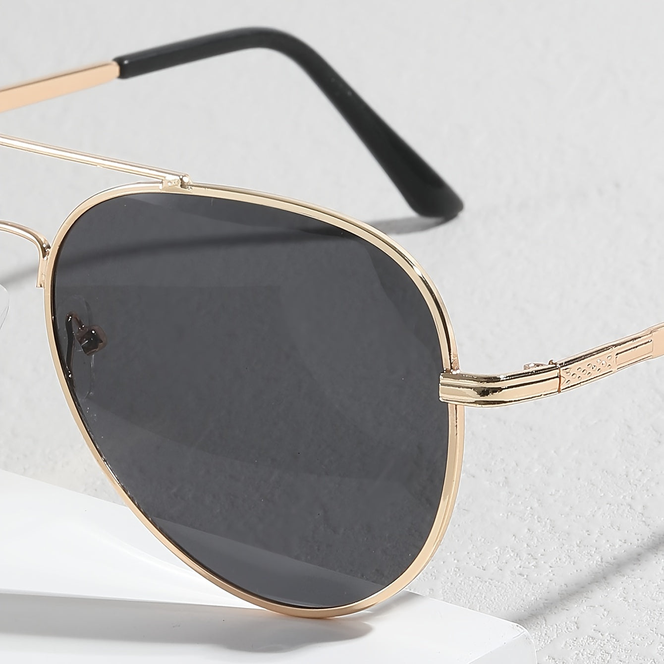 Pilot Sunglasses for Men – Timeless Design with Metal and Plastic for Daily Use