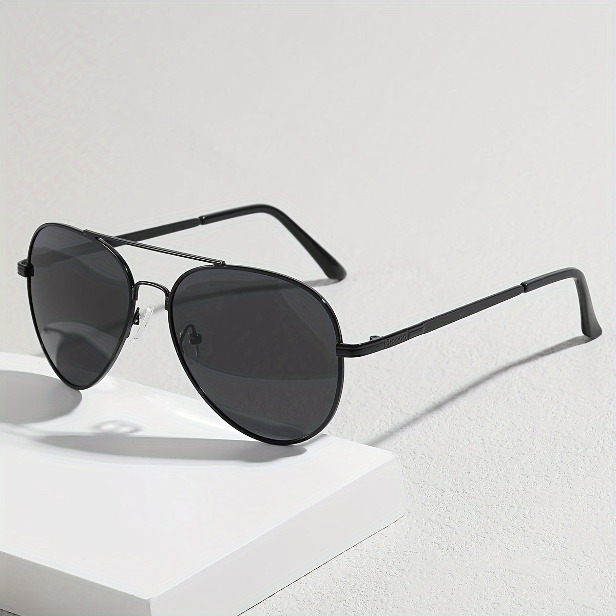 Pilot Sunglasses for Men – Timeless Design with Metal and Plastic for Daily Use