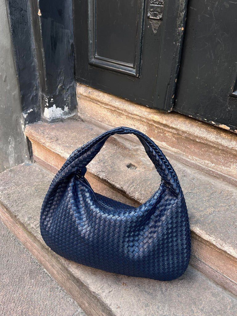 Chic Woven Shoulder Bag - For an Elegant Look