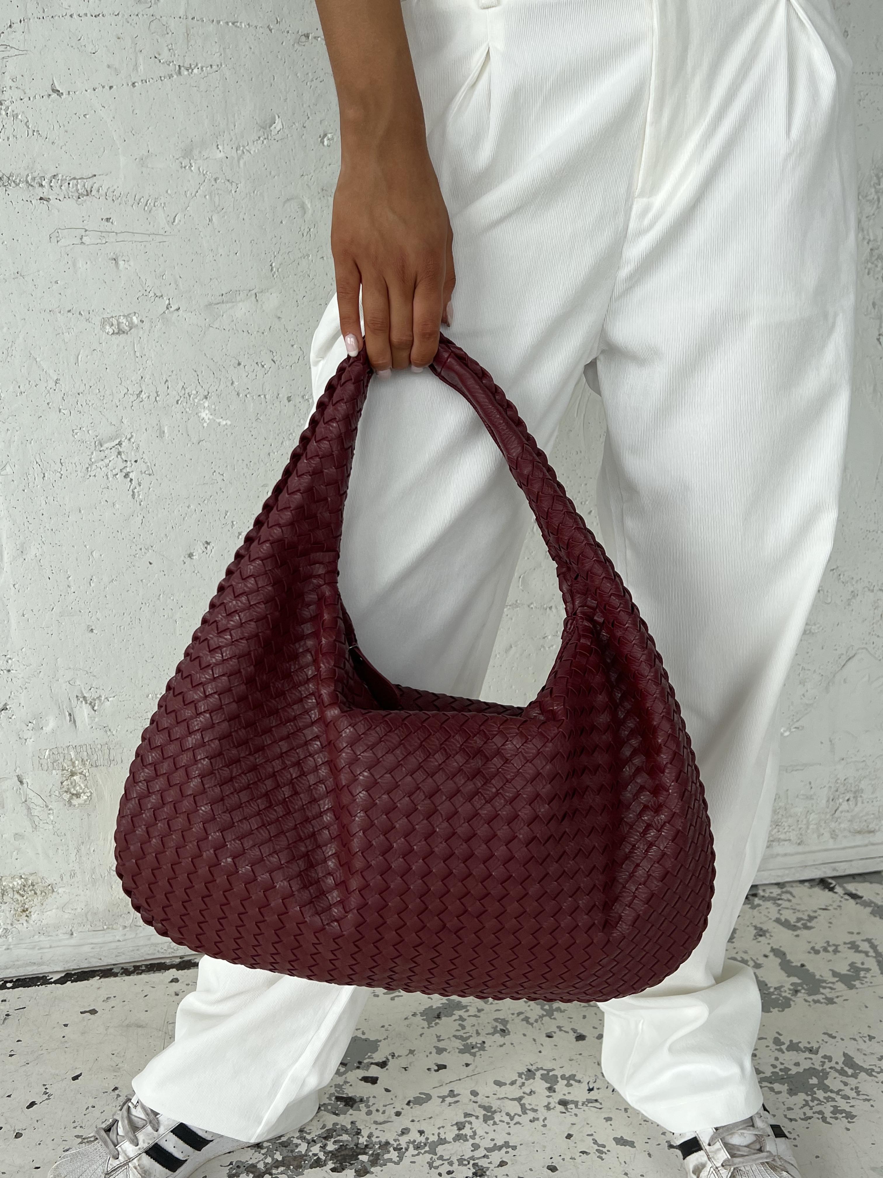 Chic Woven Shoulder Bag - For an Elegant Look
