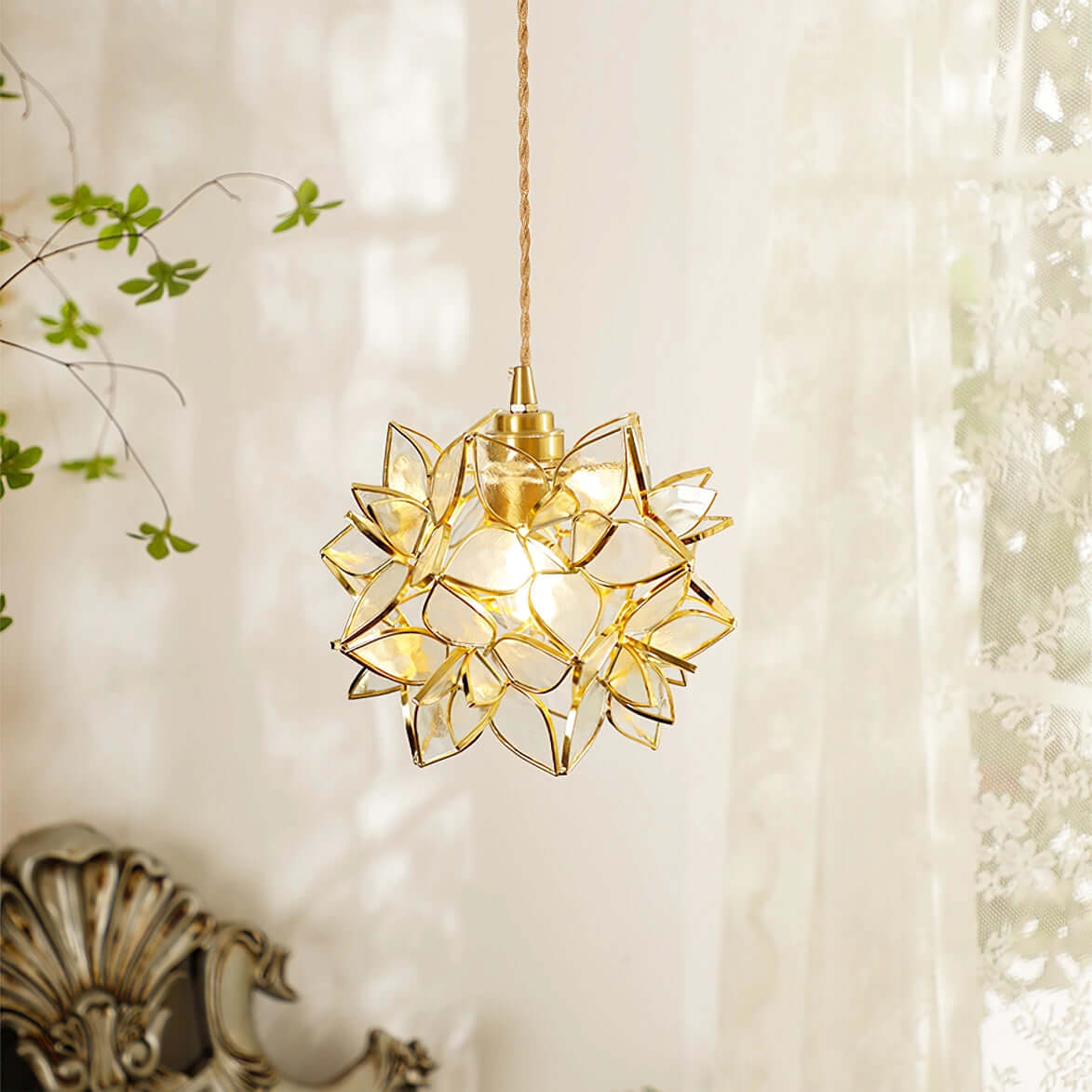 Elegant Pendant Lamp with Shell Design