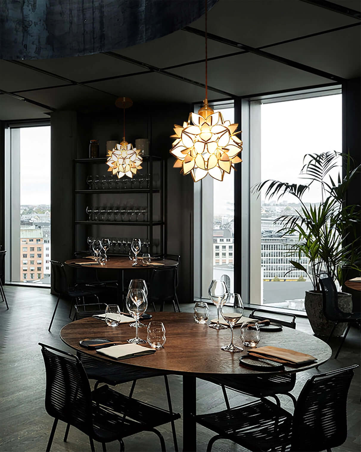 Elegant Pendant Lamp with Shell Design