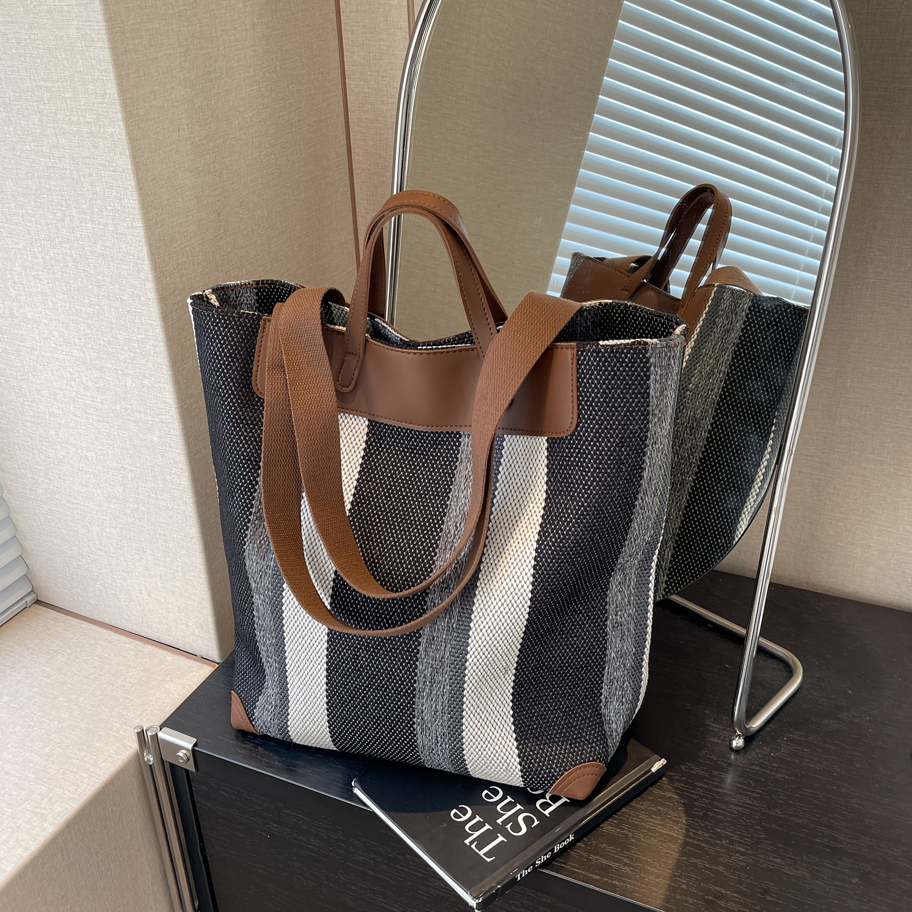 MetroStripe Casual Tote – Functionality and Design