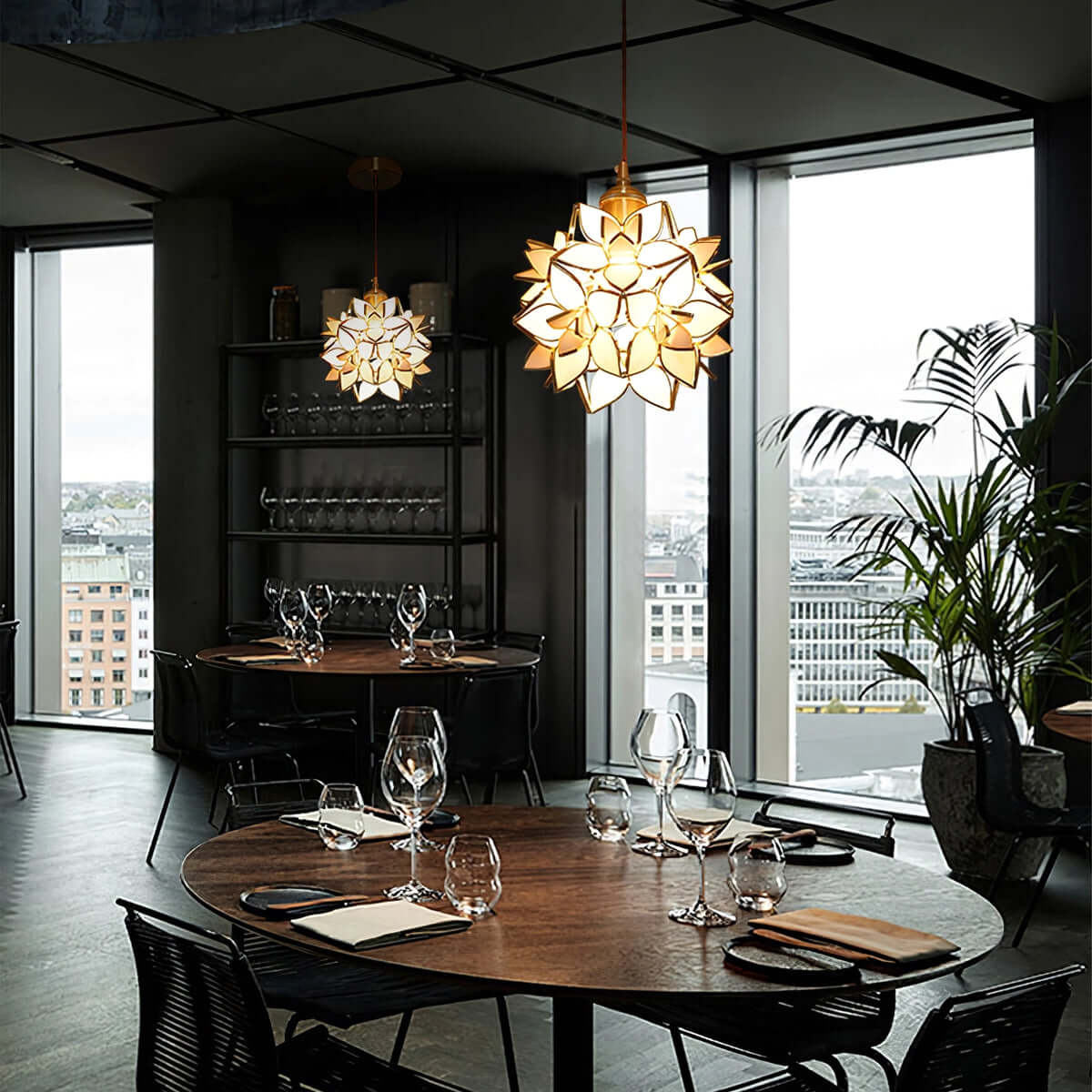 Elegant Pendant Lamp with Shell Design