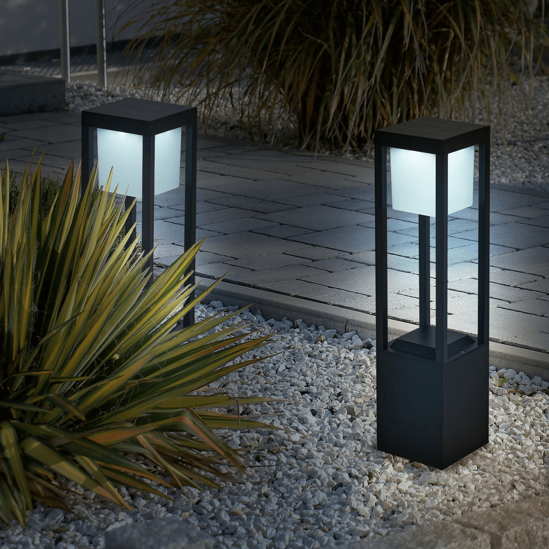 Cube-Shaped Solar Outdoor Lamp (60cm)