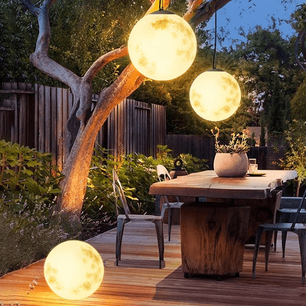 Moon-Shaped Garden Lamp - Atmospheric