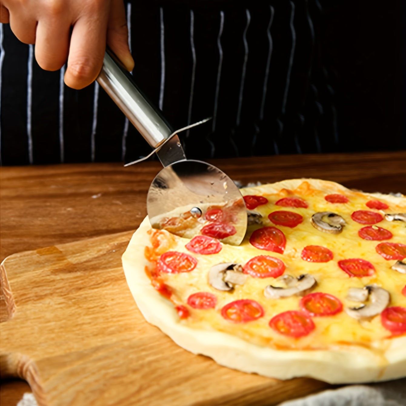 Stainless Steel Pizza Cutter – Efficient and Stylish Kitchen Tool for Perfect Slices