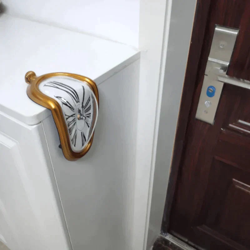 Melting Distorted Flowing Clock