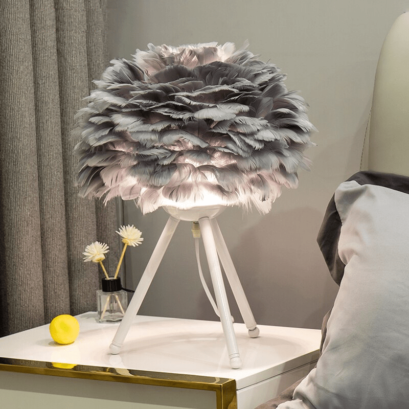 FeatherGlow – Elegant Table Lamp with Dreamy Feather Details for a Cozy Interior