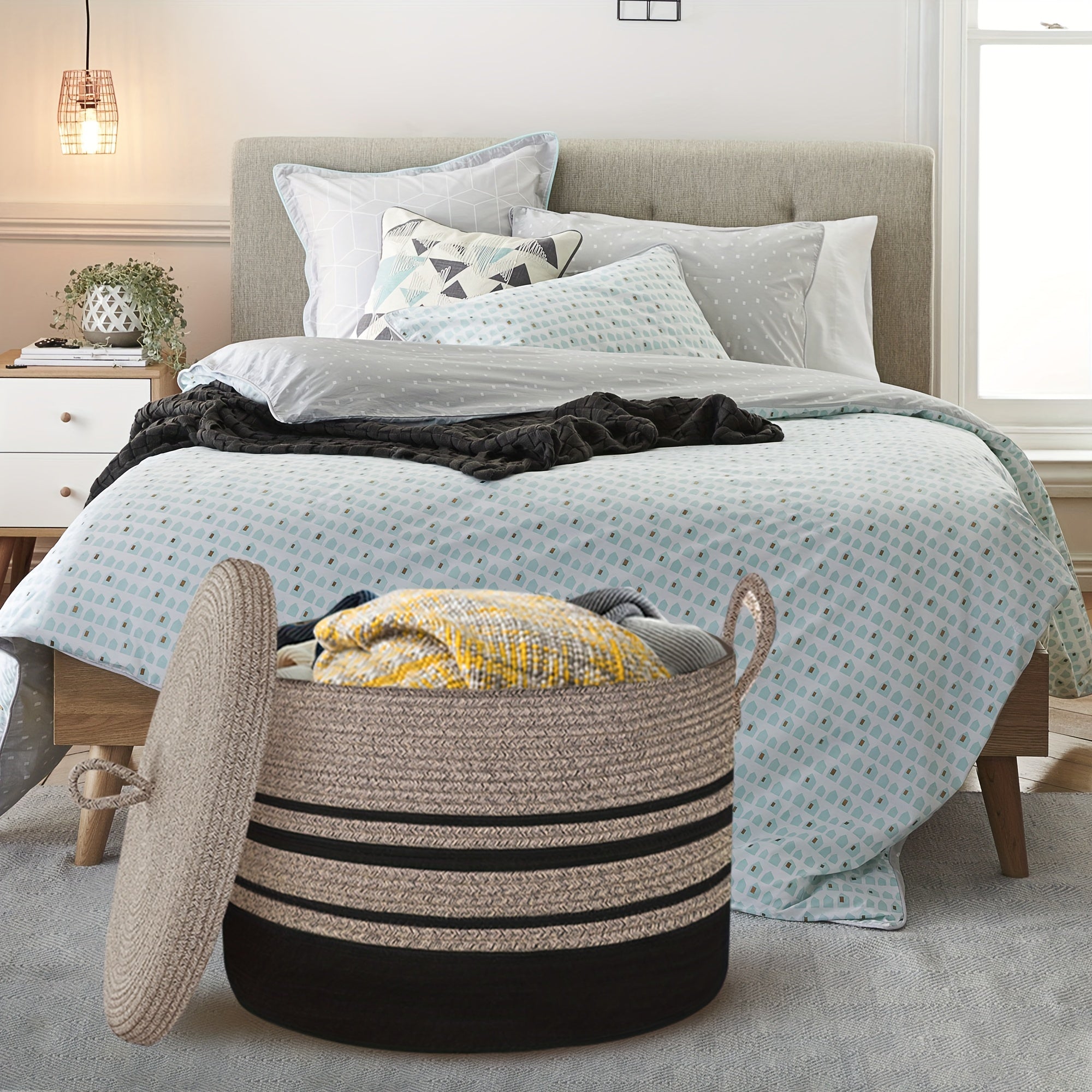 Classic Woven Storage Basket with Lid - Stylish Solution for Your Belongings