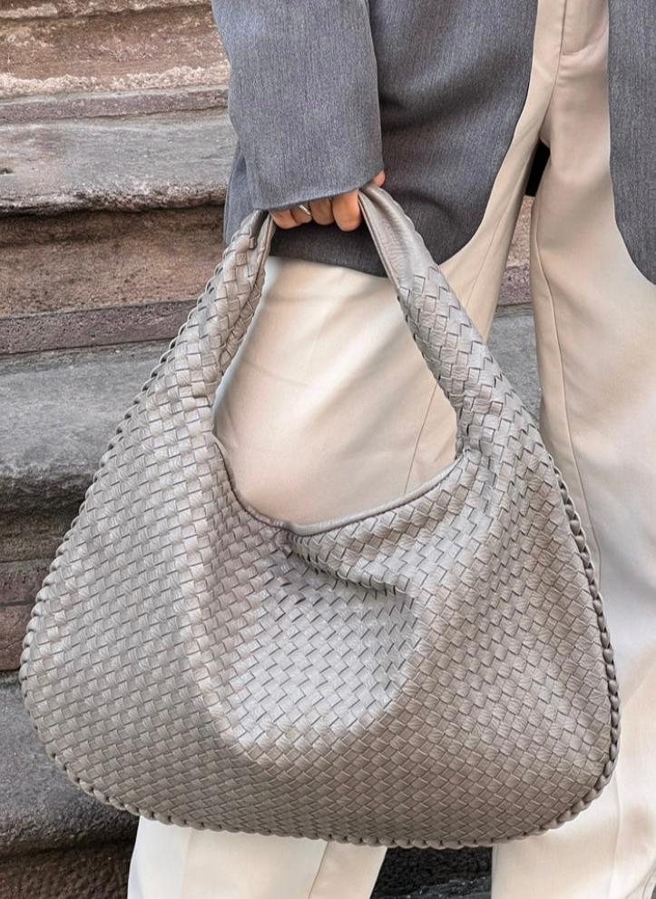 Chic Woven Shoulder Bag - For an Elegant Look
