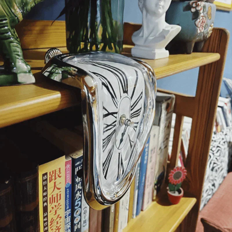 Melting Distorted Flowing Clock