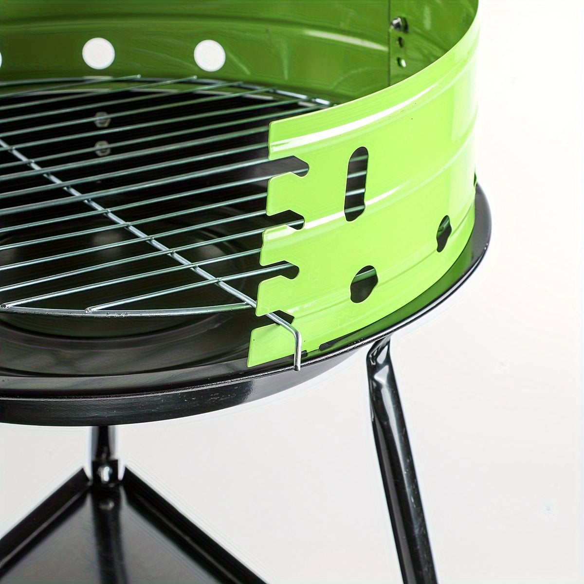 Portable Metal Outdoor Barbecue – Disassemblable, Lightweight and Perfect for Camping or Garden