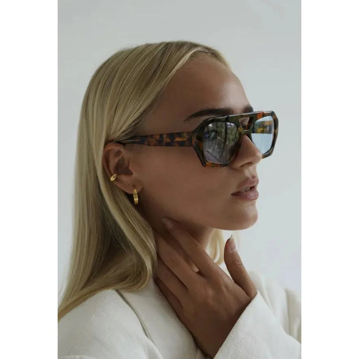 Trendy Sunglasses with Glamour Detail – Nova