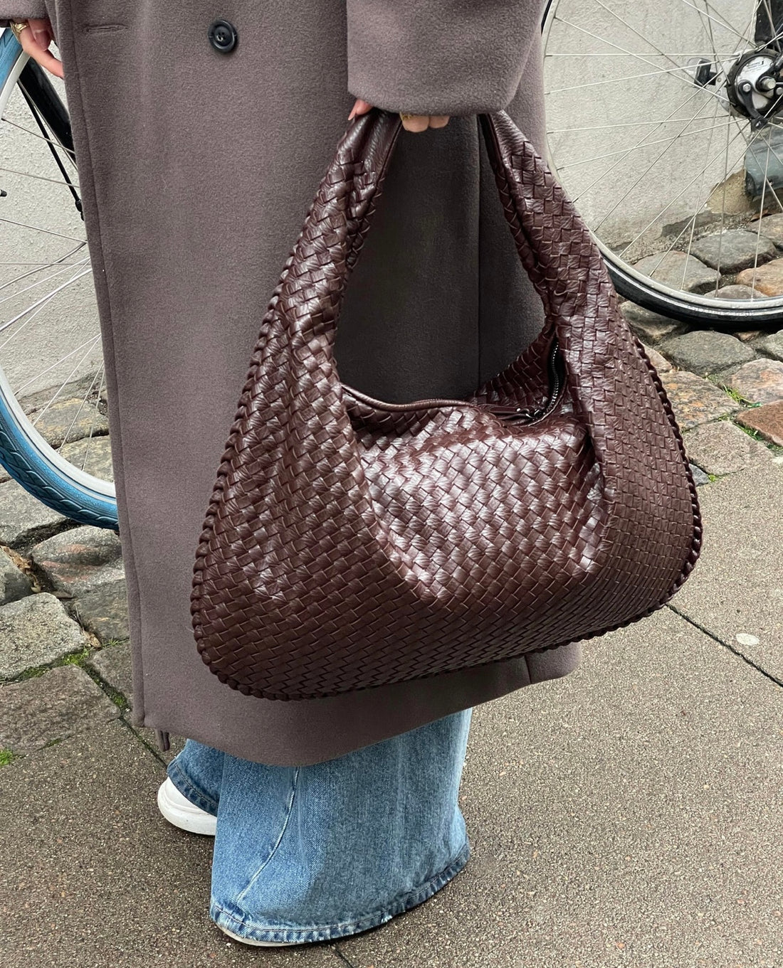 Chic Woven Shoulder Bag - For an Elegant Look