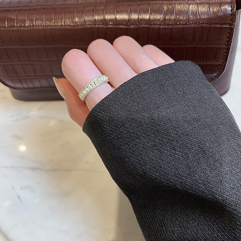 Luxurious Gold Ring with Pearl – Martina