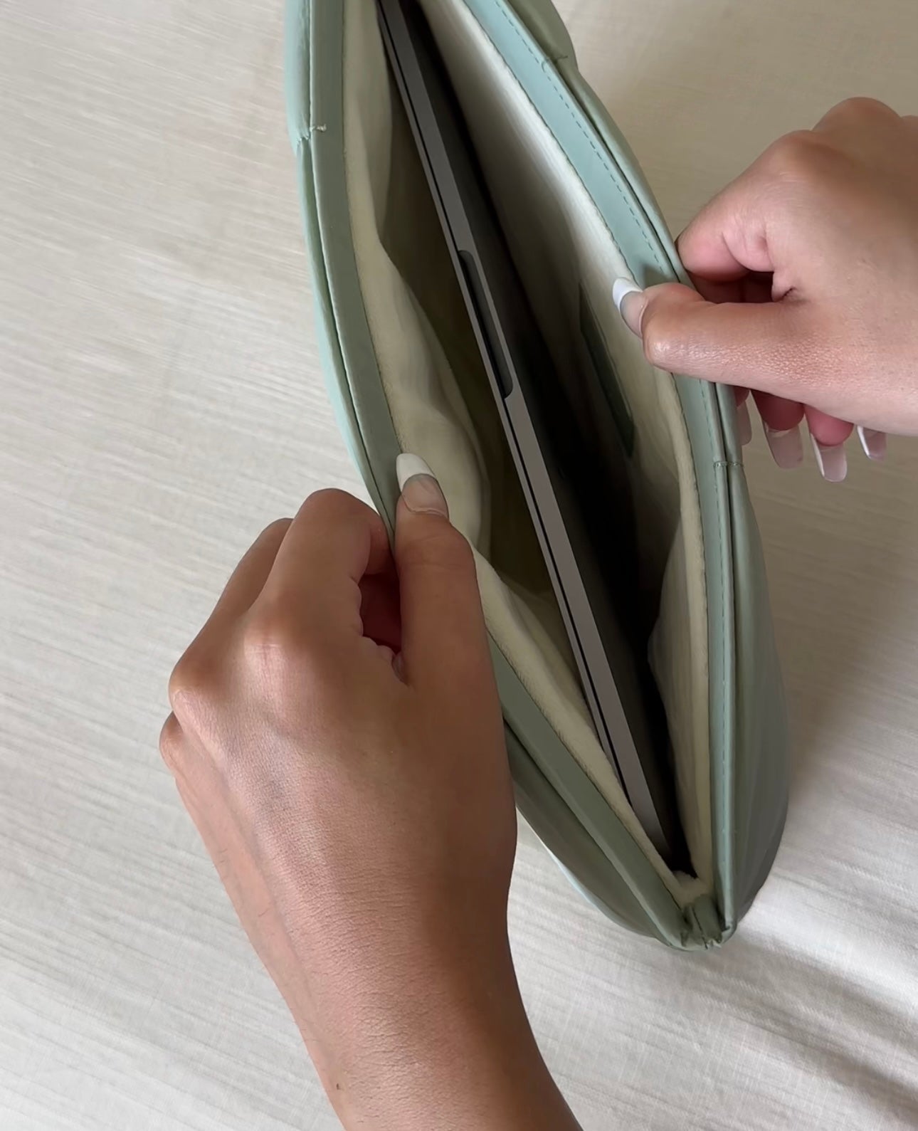 Unisex Laptop Sleeve – Padded Protection – Shock Absorbing – Stylish Design