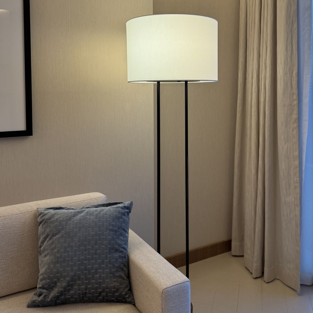 Solaro Black Floor Lamp – Modern Standing Lamp with Dimming Function and Warm LED Light