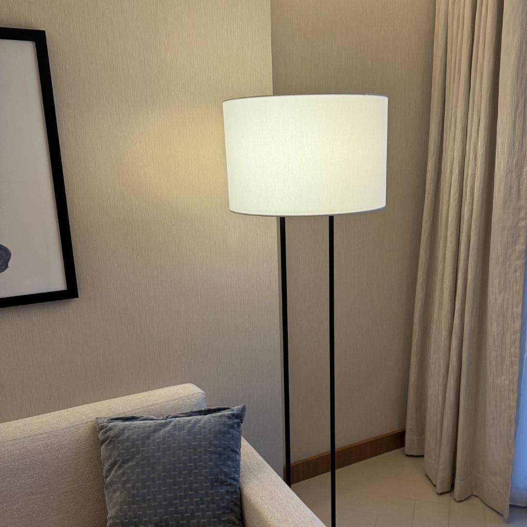 Solaro Black Floor Lamp – Modern Standing Lamp with Dimming Function and Warm LED Light