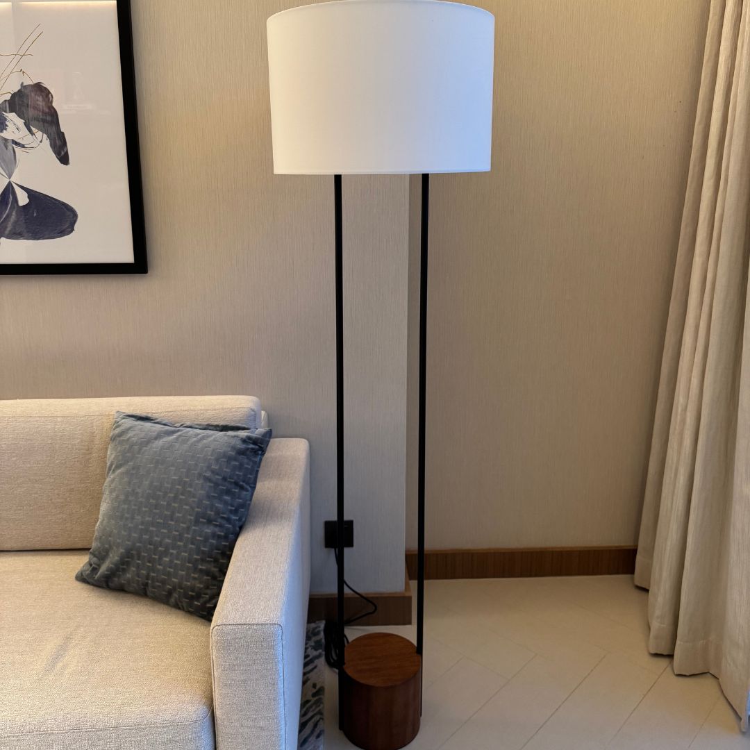 Solaro Black Floor Lamp – Modern Standing Lamp with Dimming Function and Warm LED Light