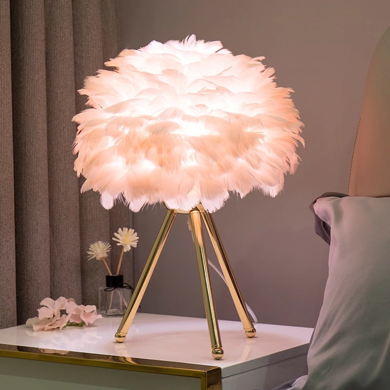 FeatherGlow – Elegant Table Lamp with Dreamy Feather Details for a Cozy Interior