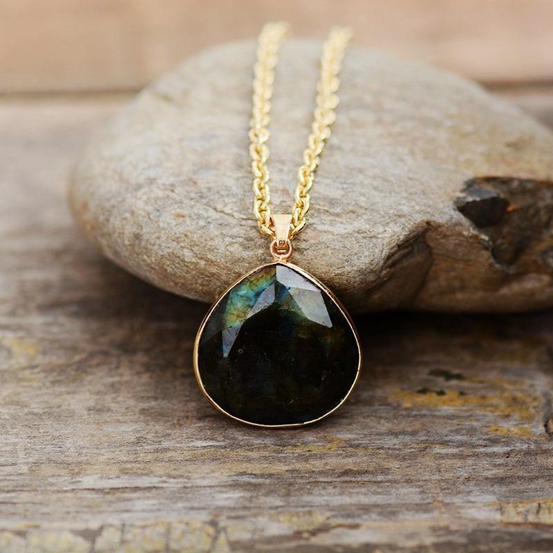 Labradorite Luxe Necklace – Natural Stone with Gold Accents for Elegance and Enchantment