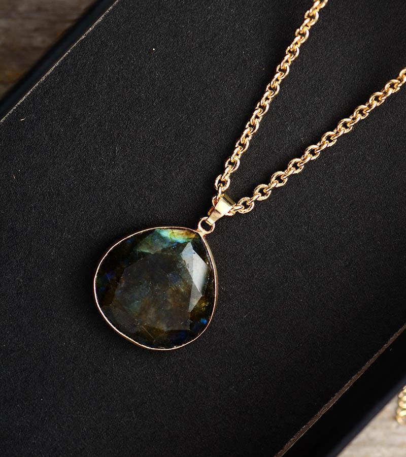 Labradorite Luxe Necklace – Natural Stone with Gold Accents for Elegance and Enchantment