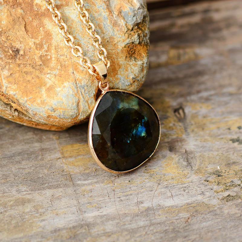 Labradorite Luxe Necklace – Natural Stone with Gold Accents for Elegance and Enchantment