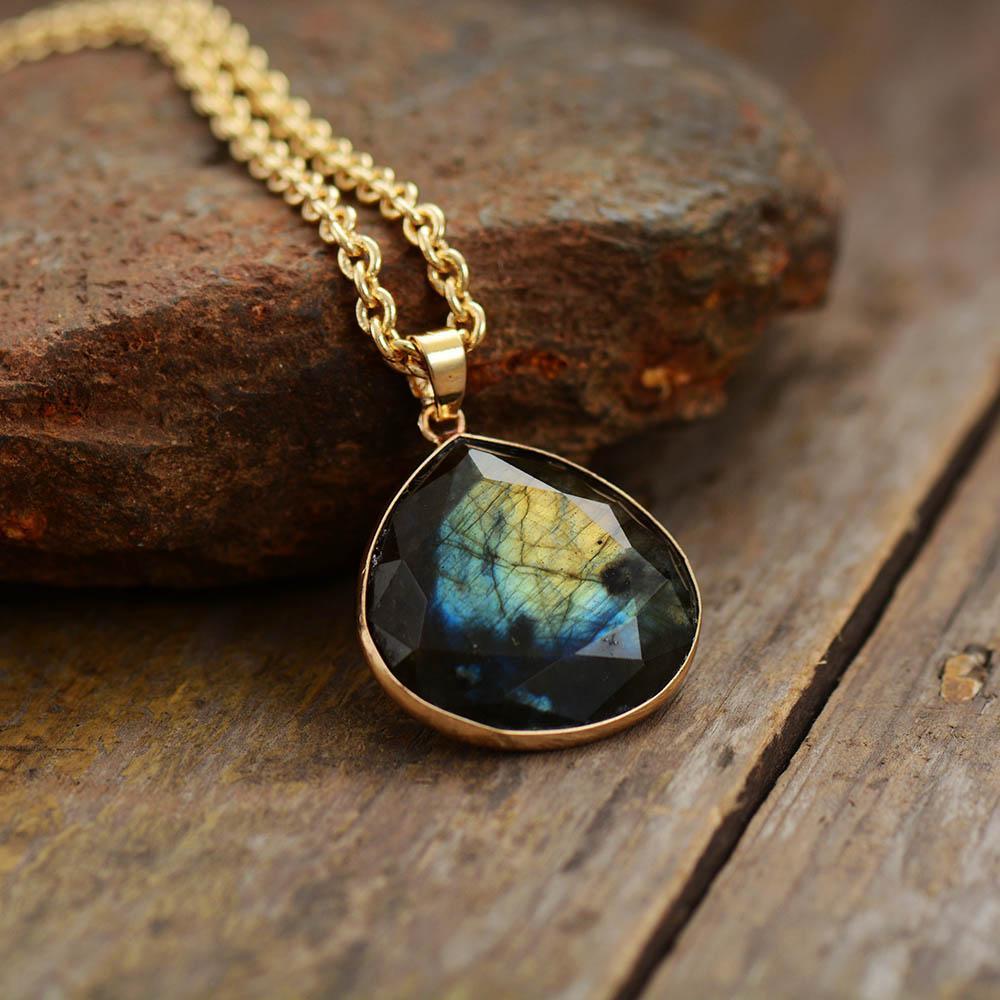 Labradorite Luxe Necklace – Natural Stone with Gold Accents for Elegance and Enchantment
