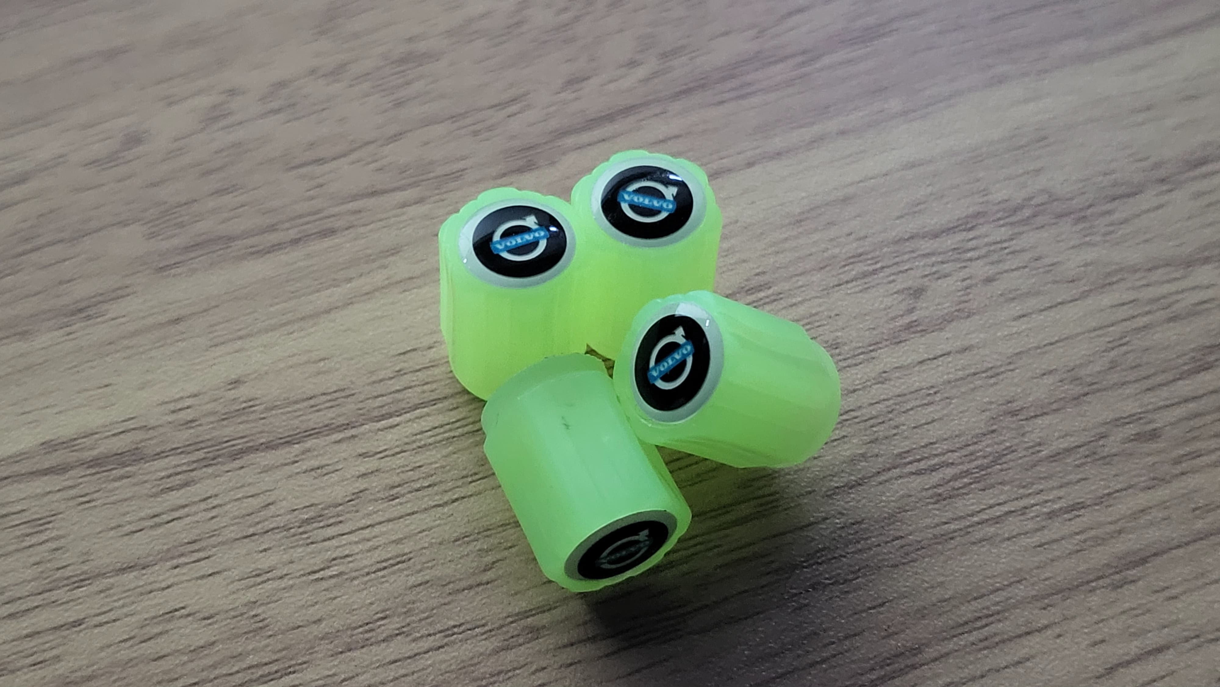 Set of 4 Illuminated Valve Caps with Logo – LuxaGlow