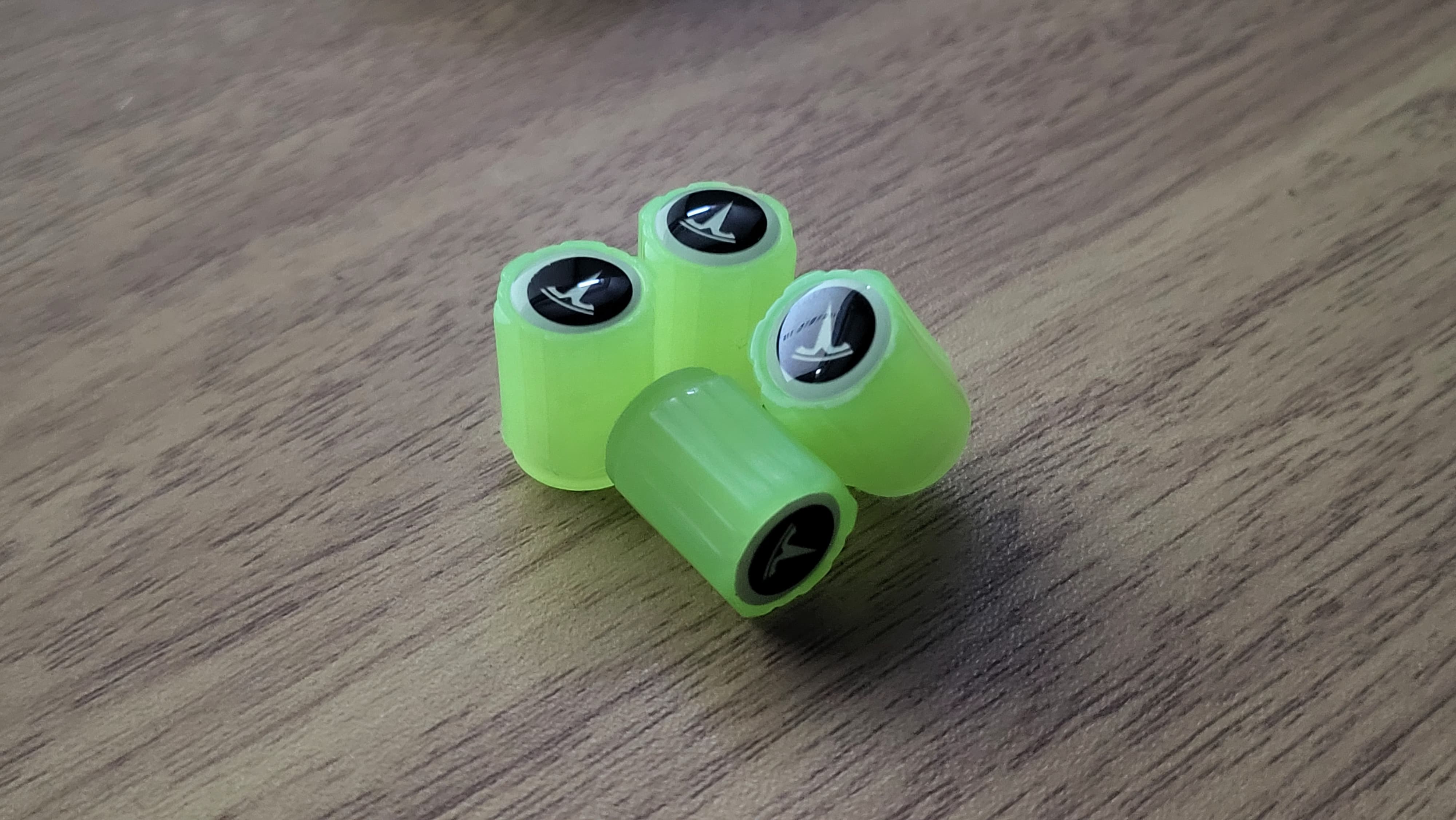 Set of 4 Illuminated Valve Caps with Logo – LuxaGlow