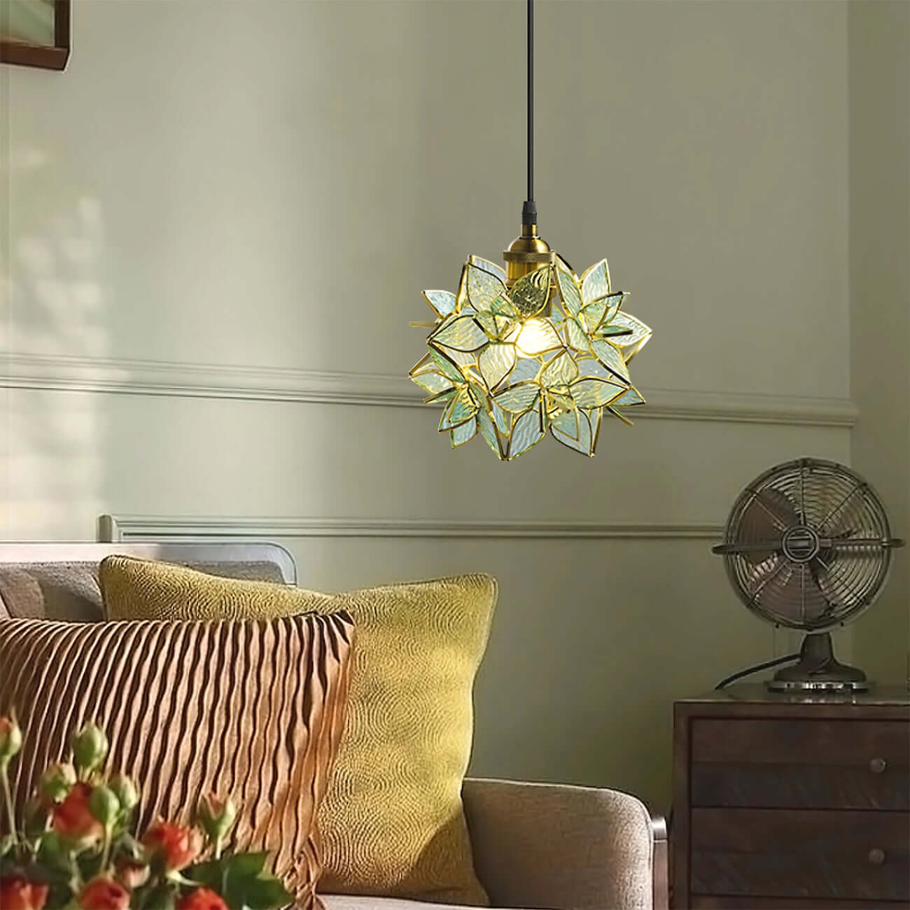 Elegant Pendant Lamp with Shell Design
