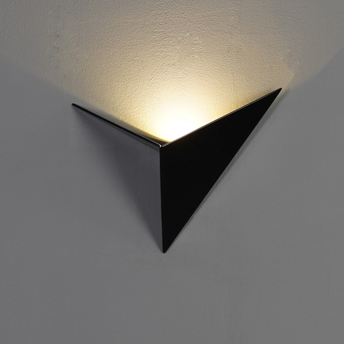 Modern Triangular Wall Lamp - TrigoLux