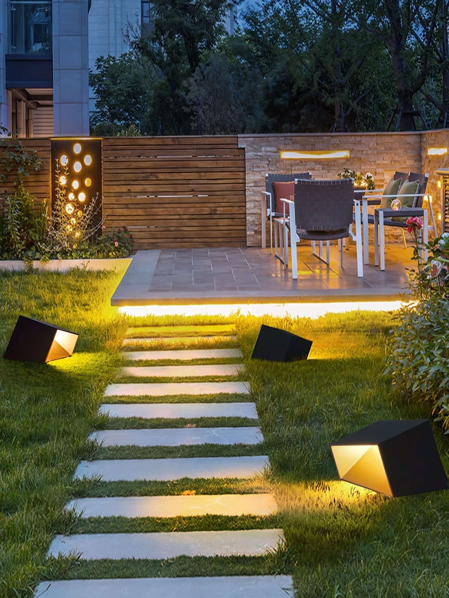 Cube-Shaped Solar Garden Lamp