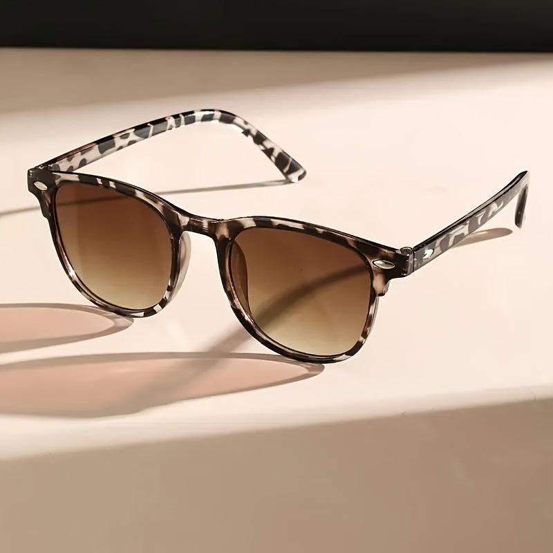 Trendy Retro Sunglasses for Men and Women – Tortoiseshell Design for Beach and Holidays