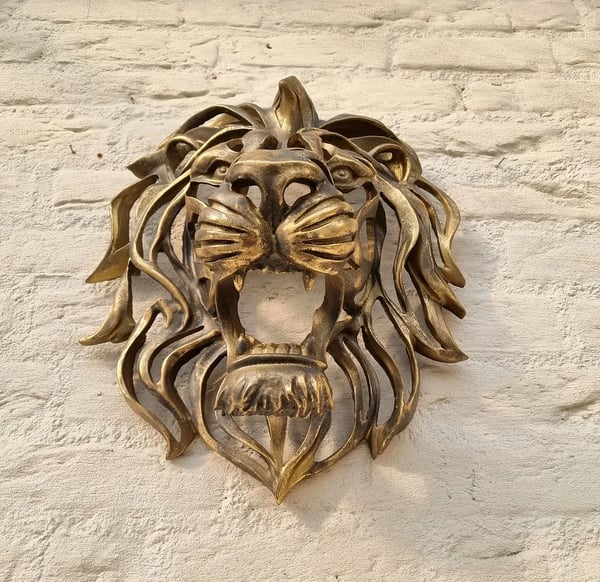 Metal Lion Head Wall Decoration - Elegant and Bold
