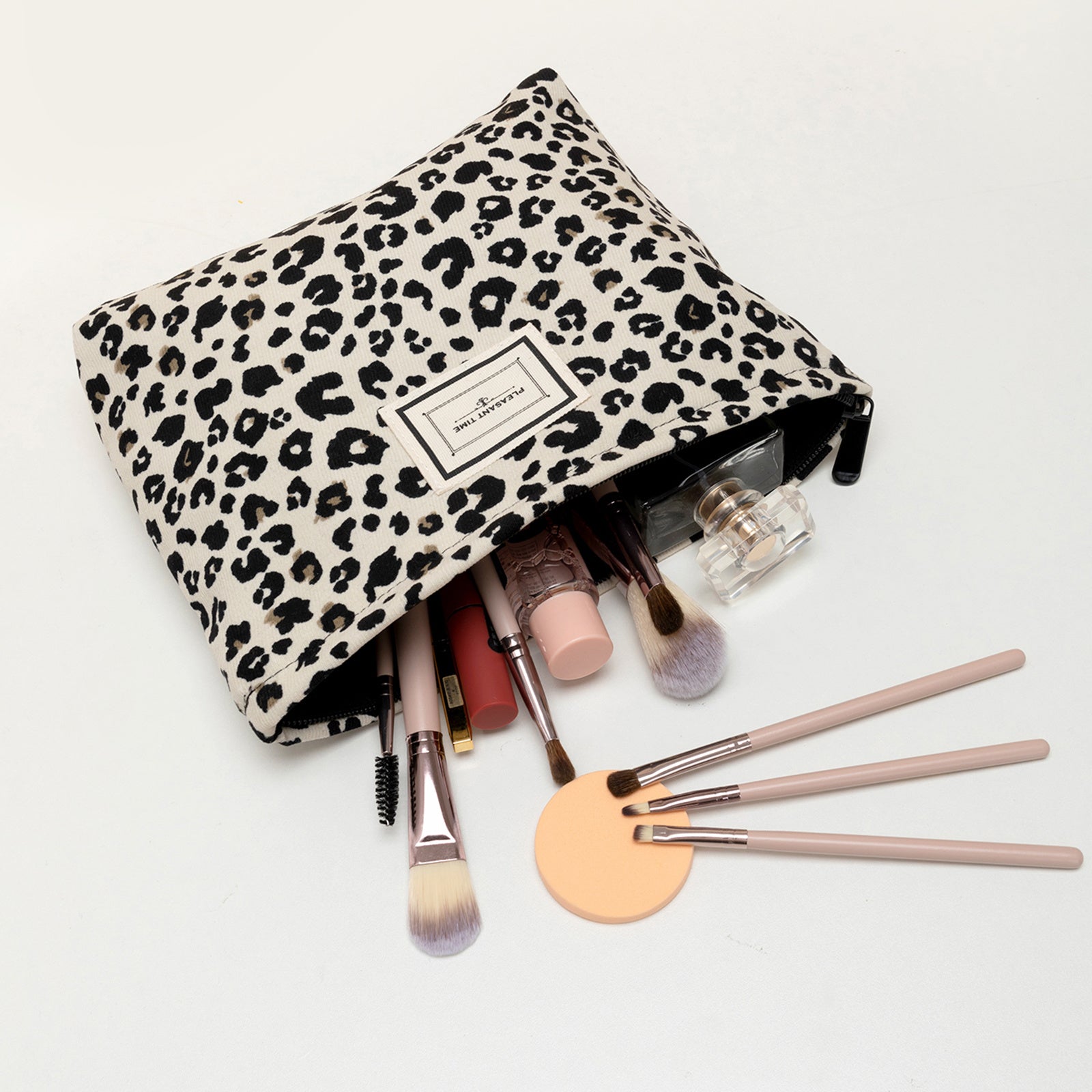 Chic Leopard Make-up Bag – Compact and Functional