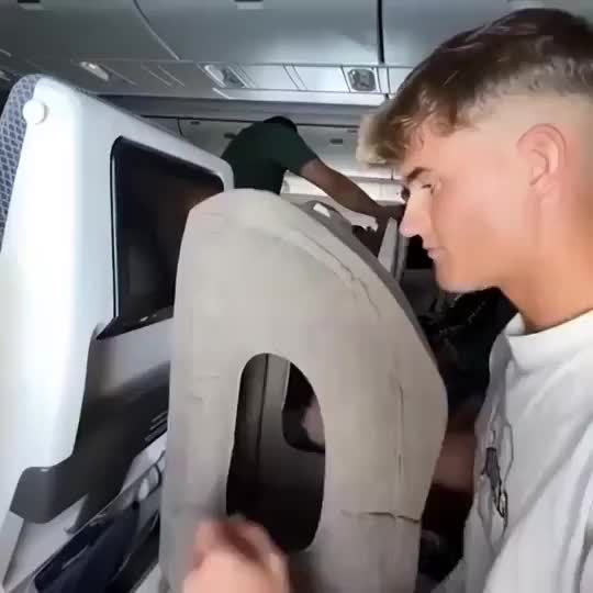 Inflatable Travel Neck Pillow with Heart-Shaped Cutout – Compact and Washable