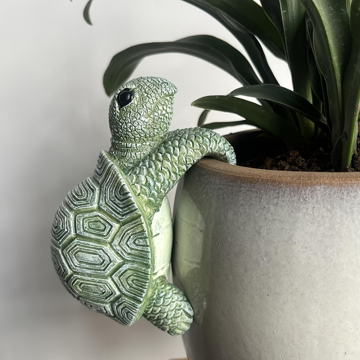 Playful Cartoon Turtle Hanging Planter – Ideal for Indoor and Outdoor Decoration