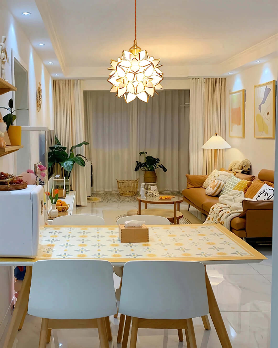 Elegant Pendant Lamp with Shell Design