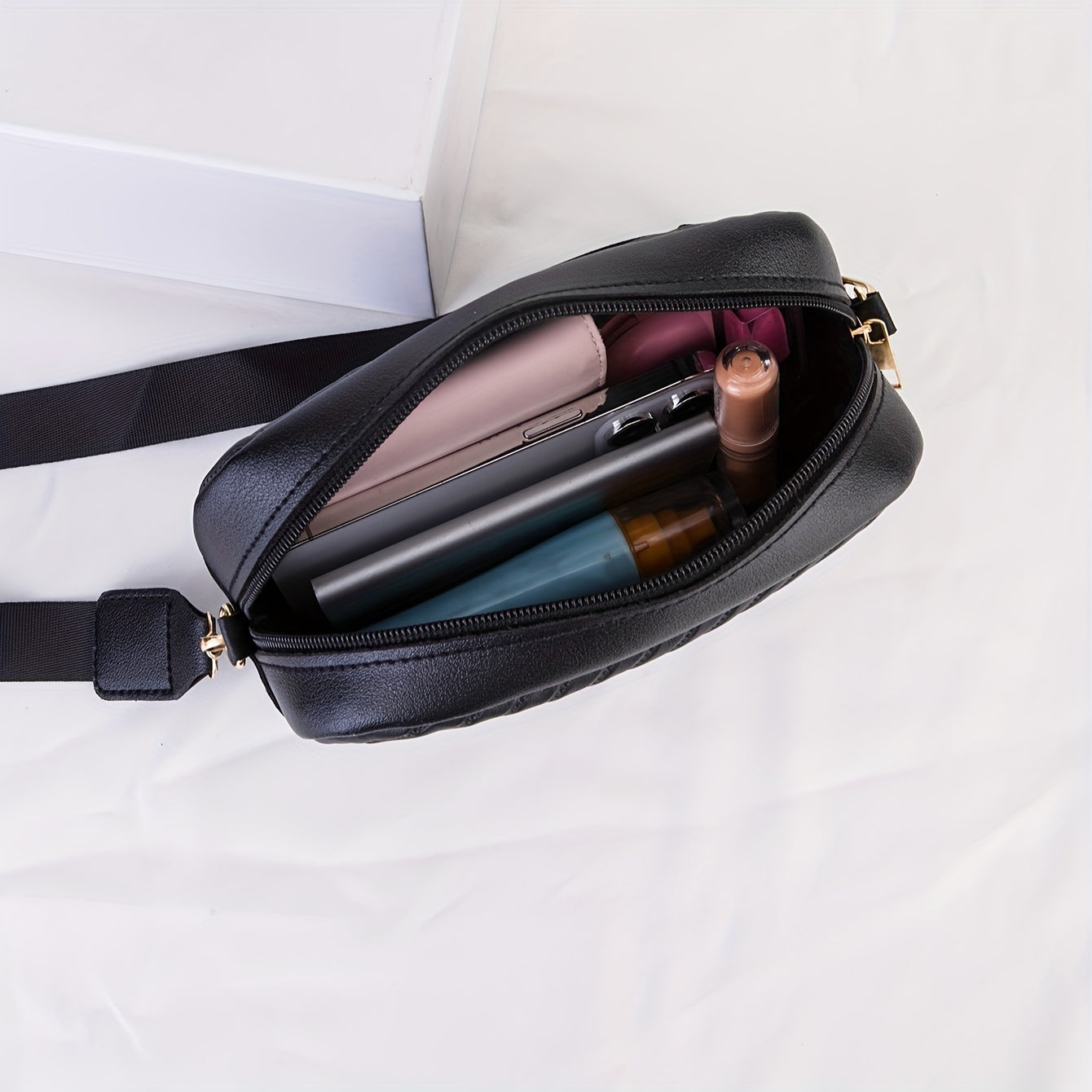 Chic Lightweight Women's Bag – Striped and Quilted with Gold Hardware