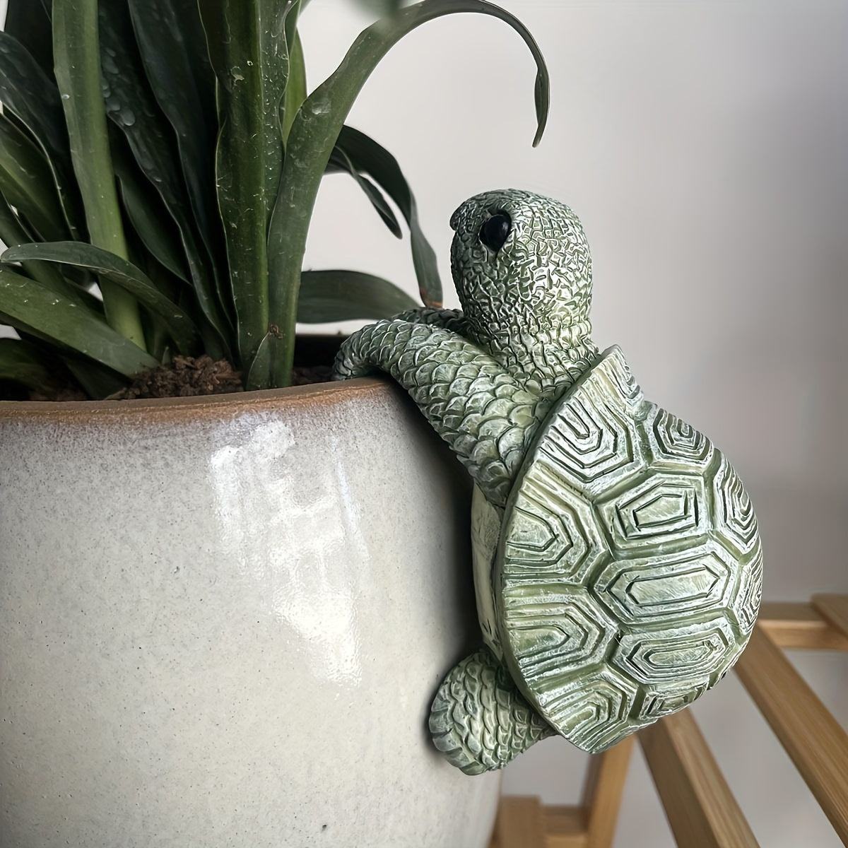 Playful Cartoon Turtle Hanging Planter – Ideal for Indoor and Outdoor Decoration