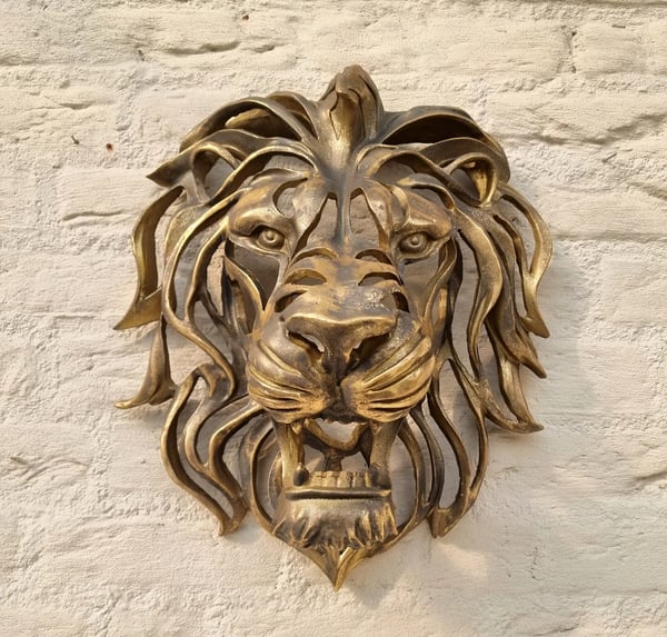 Metal Lion Head Wall Decoration - Elegant and Bold