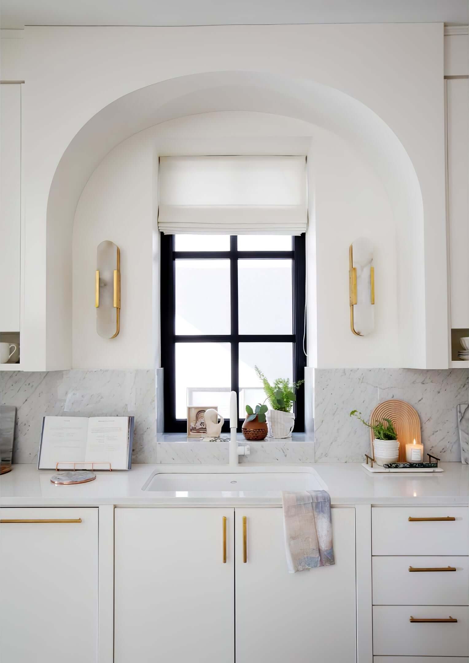 Modern Wall Lamp - Alabaster & Metal