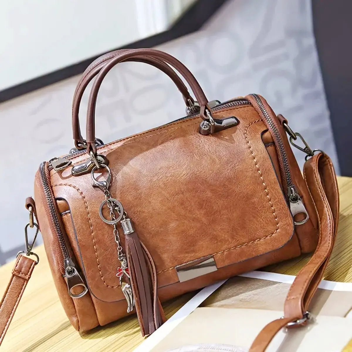 Elegant Leather Shoulder Bag - Stylish, Spacious & Adjustable