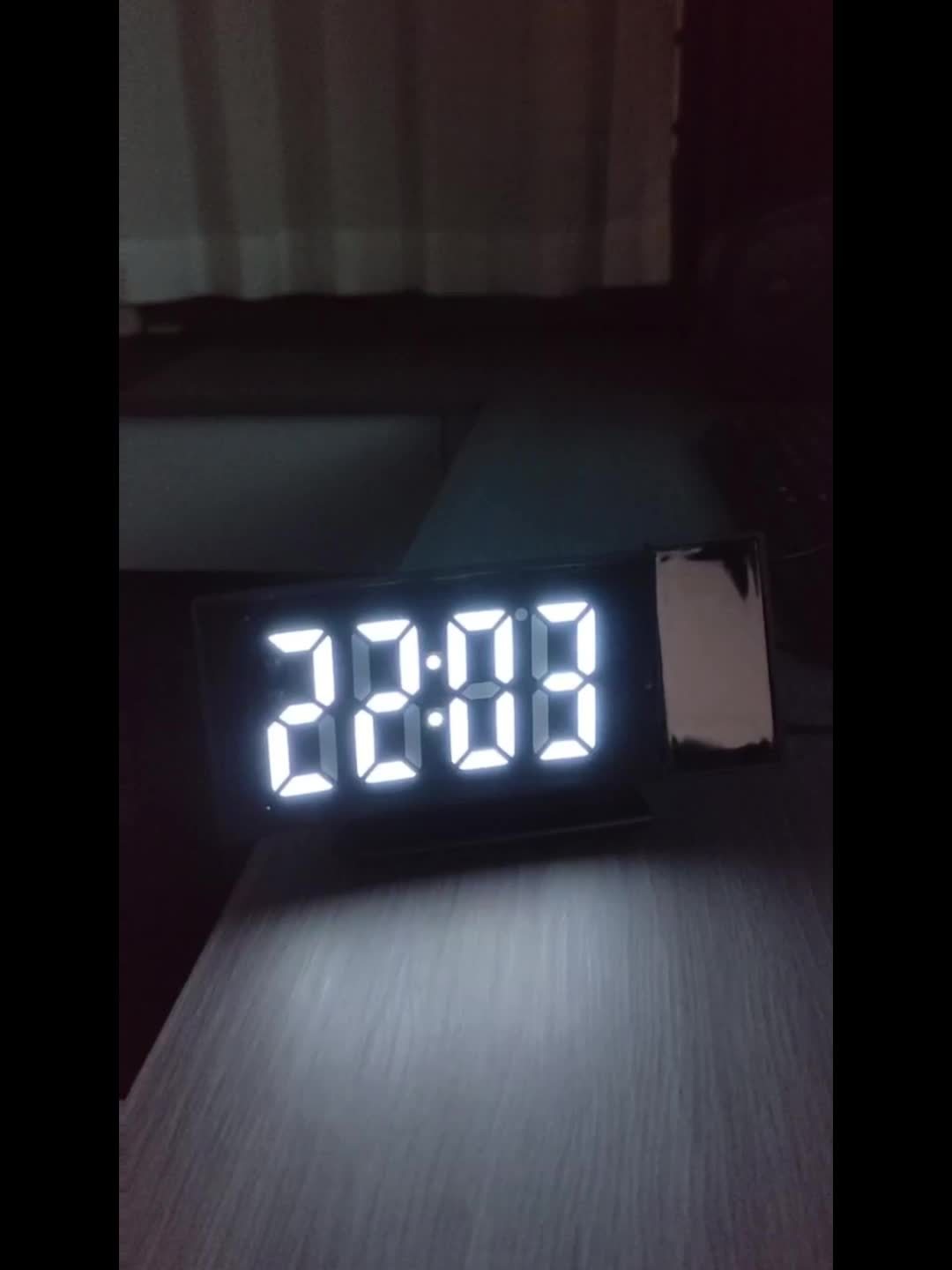 Digital Projection Alarm Clock – LED Display and Snooze Function with Adjustable Brightness