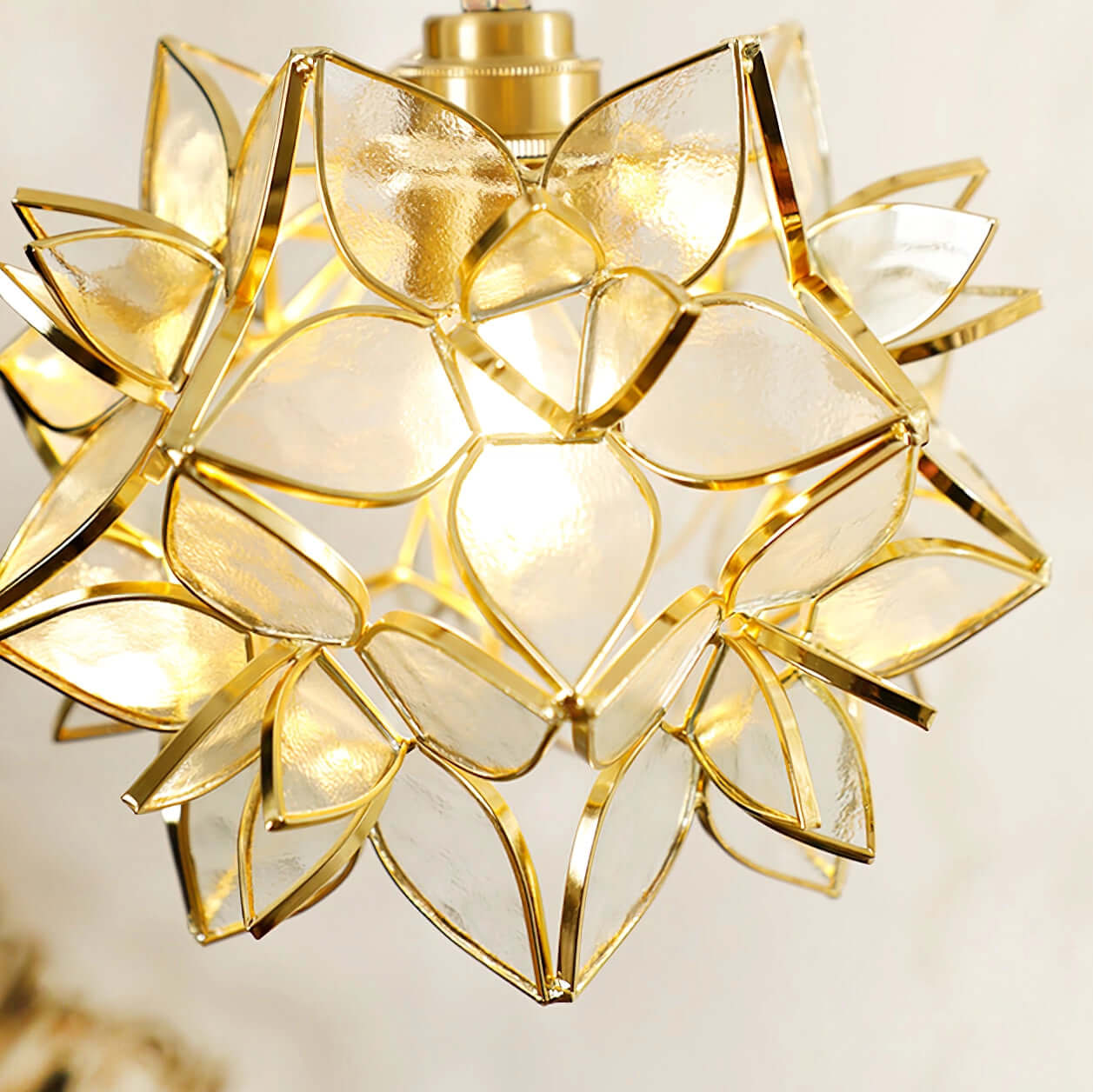 Elegant Pendant Lamp with Shell Design