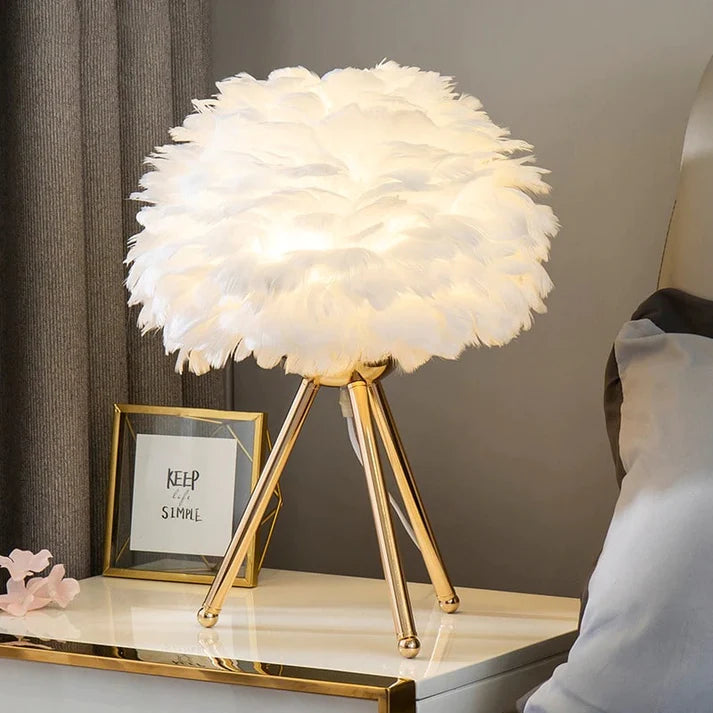 FeatherGlow – Elegant Table Lamp with Dreamy Feather Details for a Cozy Interior